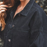 Jaqueta Jeans Oversized Preta Eco Denim™. Compre online moda sustentável e atemporal na Minimadeia. Roupas femininas estilosas, básicas e sustentáveis. Foto produto 05