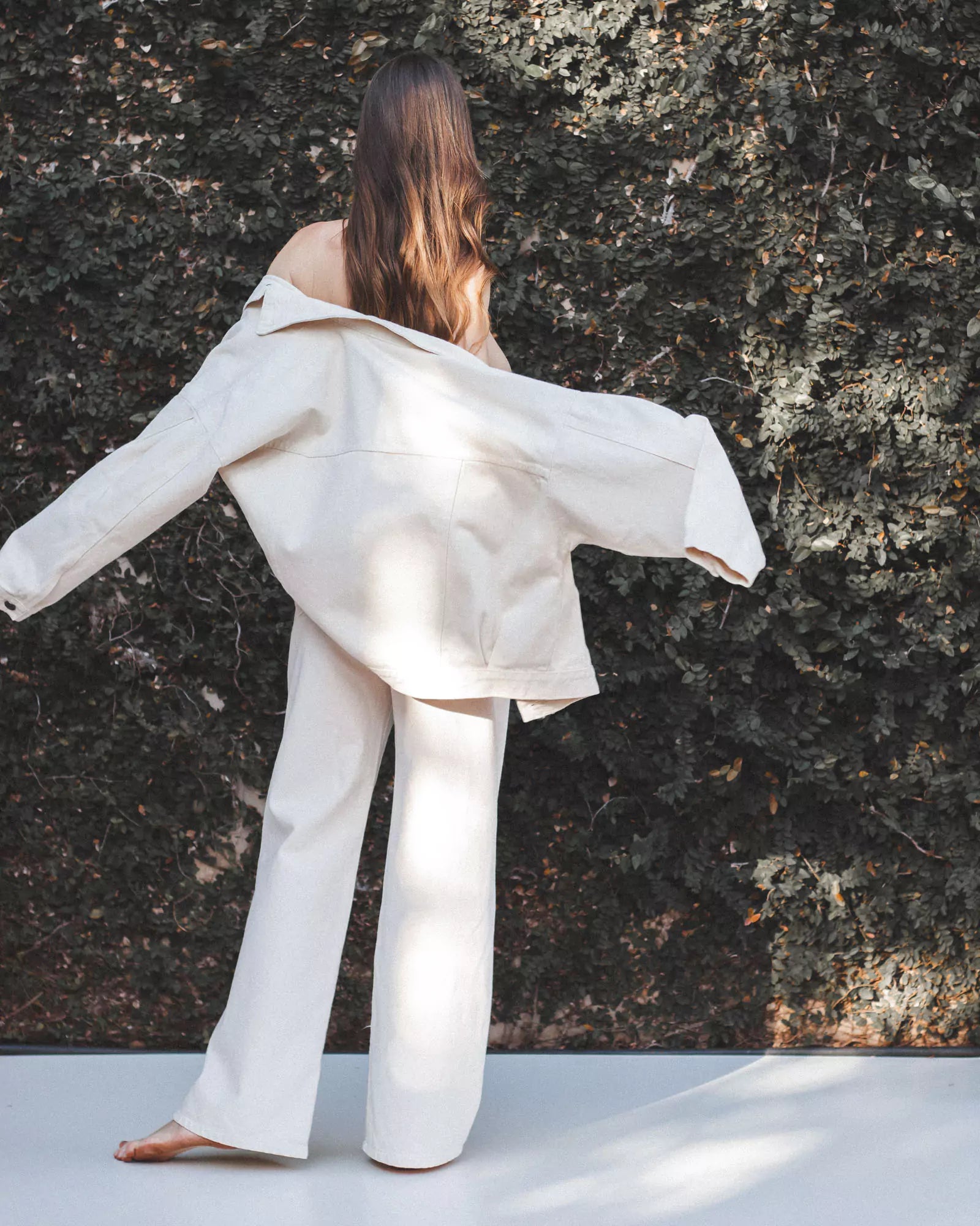 Jaqueta Oversized Sarja Bege Natural Eco Denim™. Compre online moda sustentável e atemporal na Minimadeia. Roupas femininas estilosas, básicas e sustentáveis. Foto produto destaque