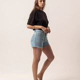 Short Curto Barra Desfiada Jeans Azul Claro Eco Denim™. Compre online moda sustentável e atemporal na Minimadeia. Roupas femininas estilosas, básicas e sustentáveis. Foto produto 04