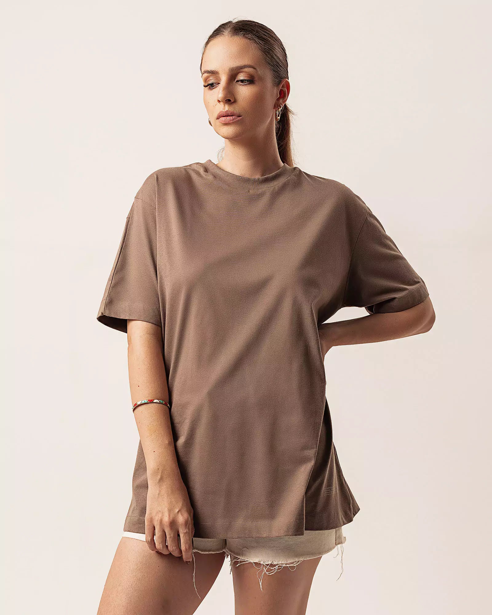 T-shirt Oversized de Algodão Orgânico Marrom. Compre online moda sustentável e atemporal na Minimadeia. Roupas femininas estilosas, básicas e sustentáveis. Foto produto 02