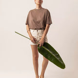 T-shirt Oversized de Algodão Orgânico Marrom. Compre online moda sustentável e atemporal na Minimadeia. Roupas femininas estilosas, básicas e sustentáveis. Foto produto 05