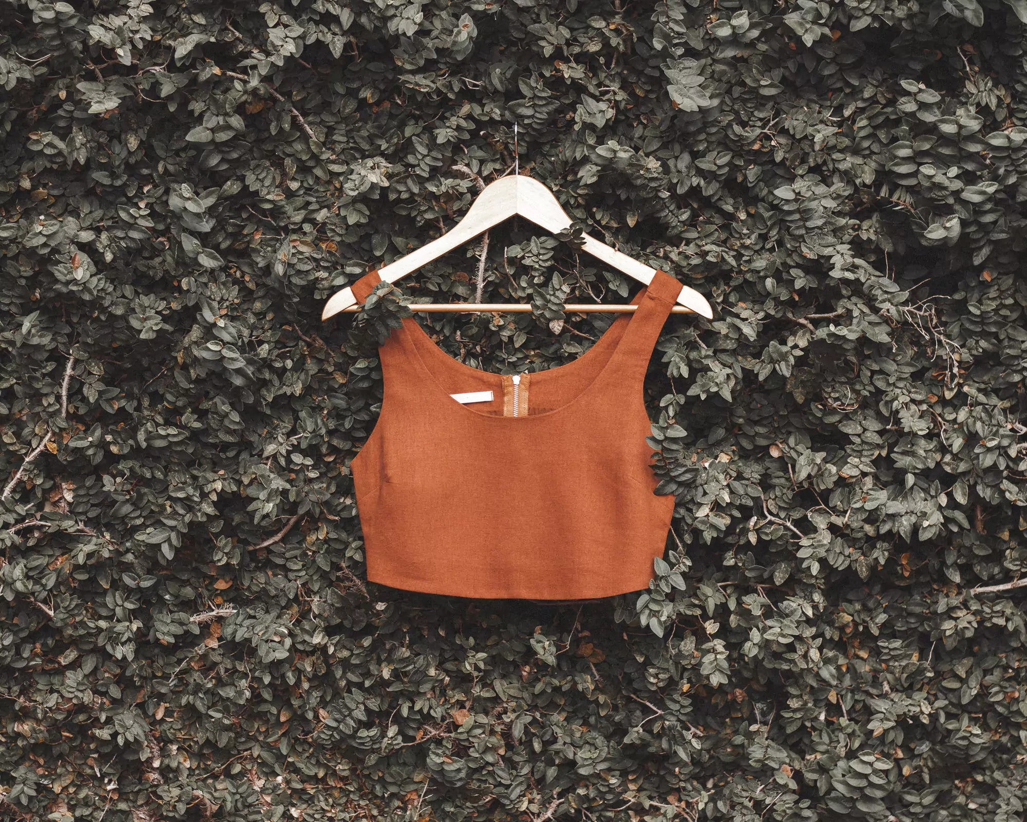 Top Alfaiataria de Linho e Viscose FSC™ Marrom Terracota. Compre online moda sustentável e atemporal na Minimadeia. Roupas femininas estilosas, básicas e sustentáveis. Foto produto destaque