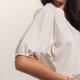 Blusa Ampla de Algodão BCI™ Branca Off White. Compre online moda sustentável e atemporal na Minimadeia. Roupas femininas estilosas, básicas e sustentáveis. Foto produto 03