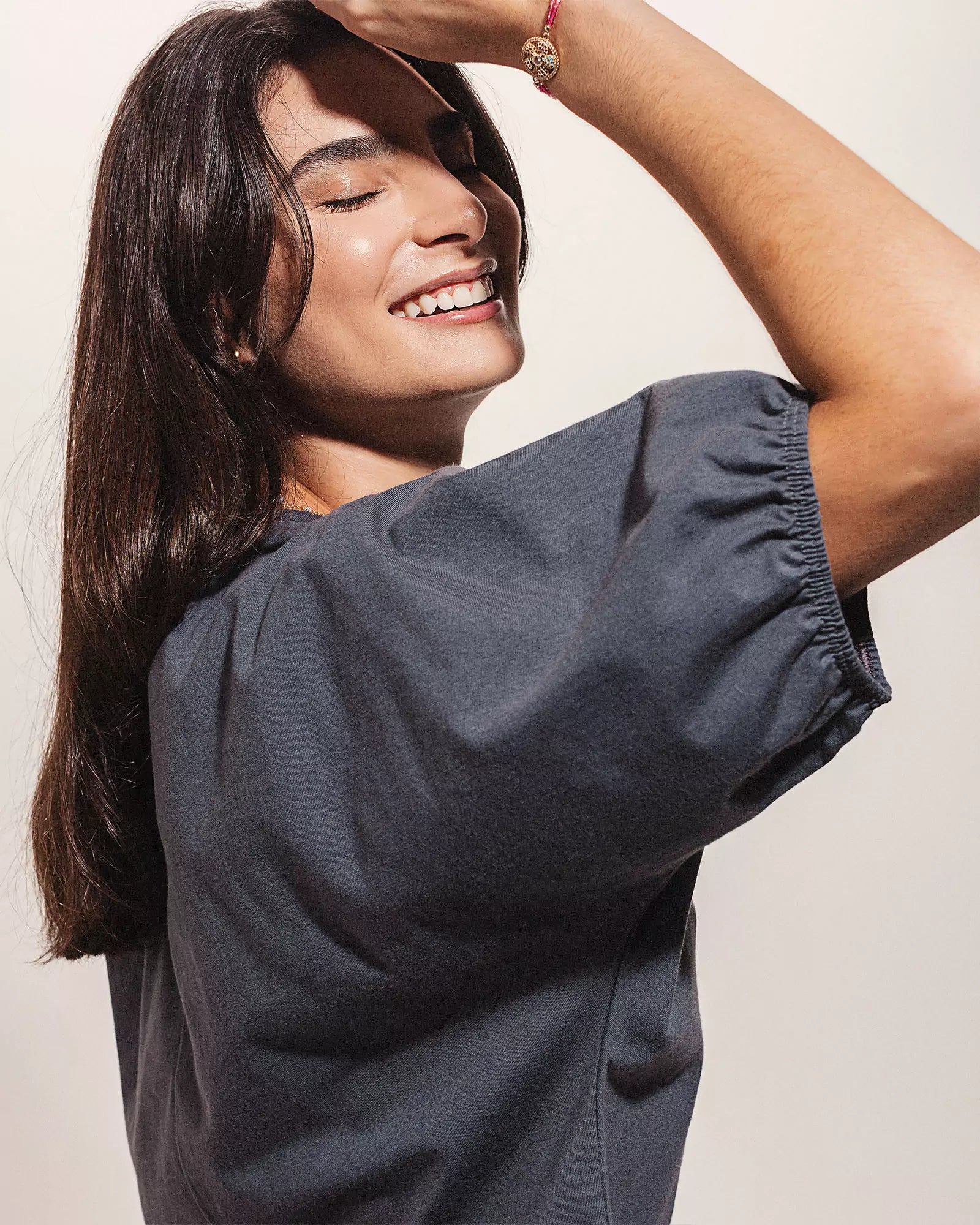 Blusa Ampla de Algodão BCI™ Cinza. Compre online moda sustentável e atemporal na Minimadeia. Roupas femininas estilosas, básicas e sustentáveis. Foto produto 02