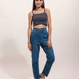 Calça Mom Jeans Barra Fio Azul Médio Eco Denim™. Compre online moda sustentável e atemporal na Minimadeia. Roupas femininas estilosas, básicas e sustentáveis. Foto produto 01