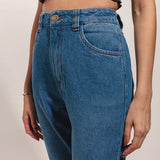 Calça Mom Jeans Barra Fio Azul Médio Eco Denim™. Compre online moda sustentável e atemporal na Minimadeia. Roupas femininas estilosas, básicas e sustentáveis. Foto produto 03