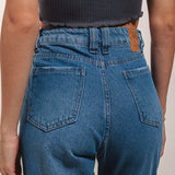 Calça Mom Jeans Barra Fio Azul Médio Eco Denim™. Compre online moda sustentável e atemporal na Minimadeia. Roupas femininas estilosas, básicas e sustentáveis. Foto produto 02