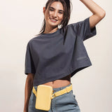 T-shirt Cropped Oversized de Algodão BCI™ Cinza. Compre online moda sustentável e atemporal na Minimadeia. Roupas femininas estilosas, básicas e sustentáveis. Foto produto 01