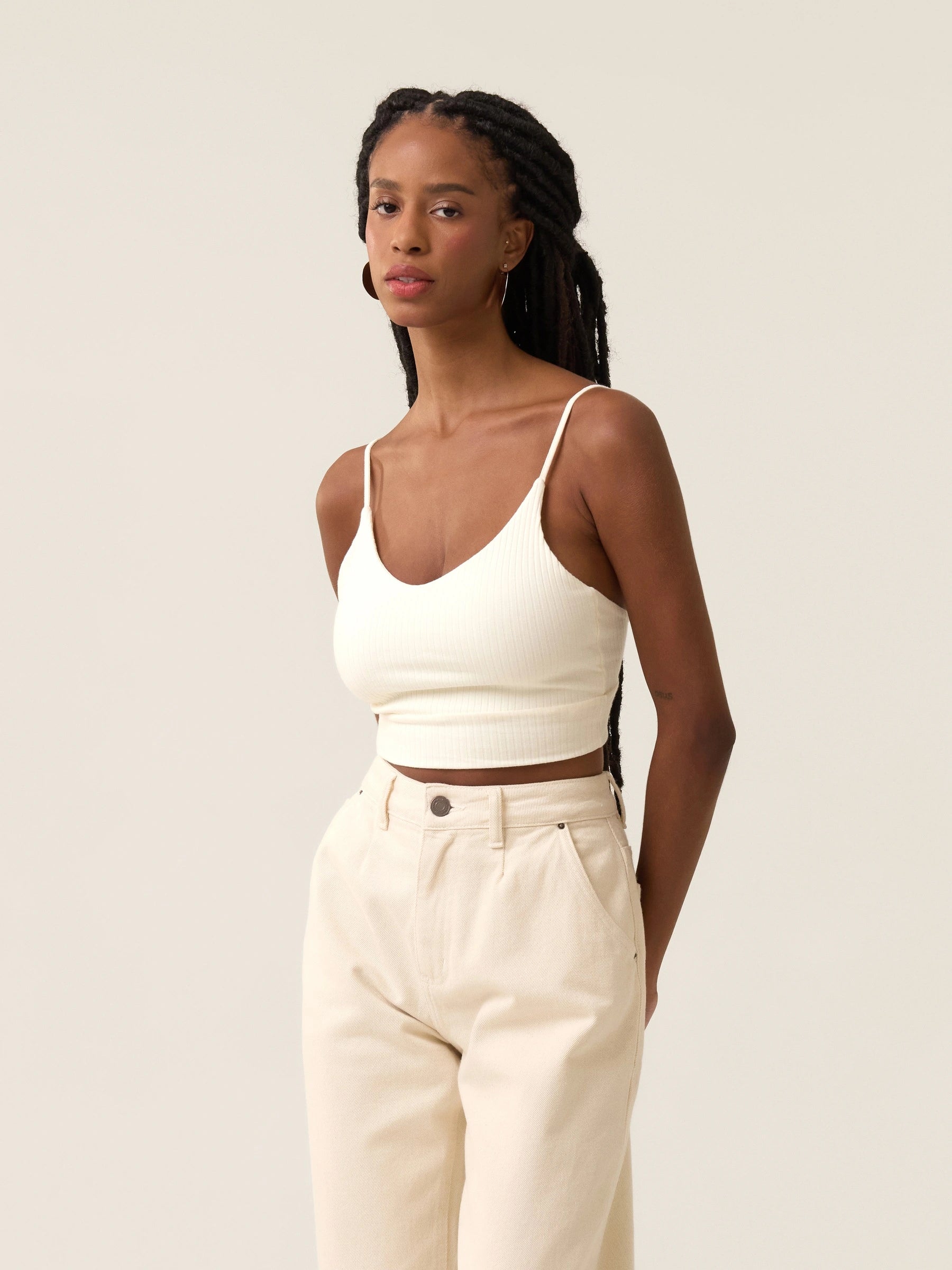 Blusa Cropped Alça Fina de Algodão Orgânico Branca Off White. Compre online moda sustentável e atemporal na Minimadeia. Roupas femininas estilosas, básicas e sustentáveis. Foto produto jul24 02