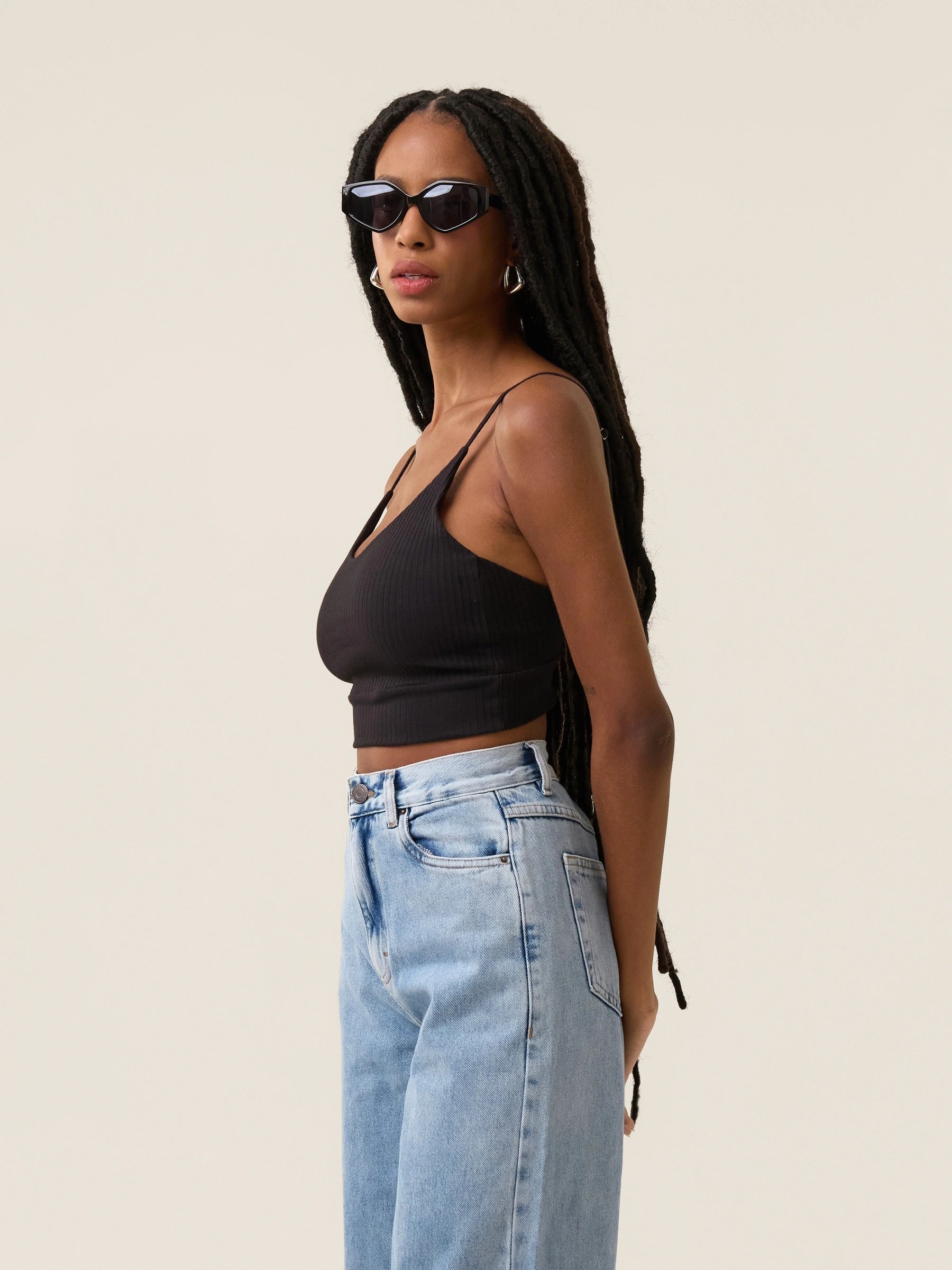Blusa Cropped Alça Fina de Algodão Orgânico preta. Compre online moda sustentável e atemporal na Minimadeia. Roupas femininas estilosas, básicas e sustentáveis. Foto produto jul24 05