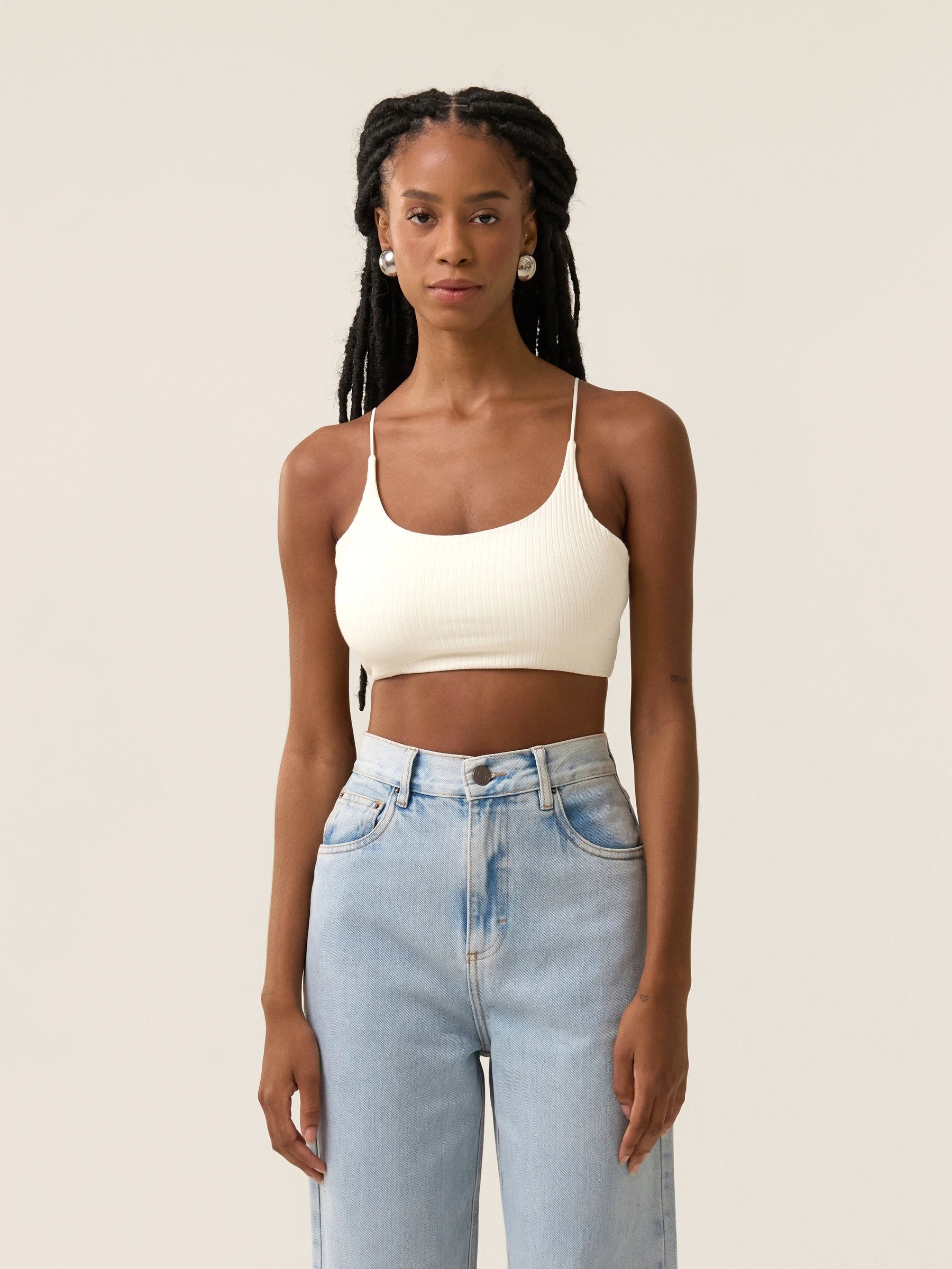 Top Camomila Alça Fina Branco Off White. Compre online moda sustentável e atemporal na Minimadeia. Roupas femininas estilosas, básicas e sustentáveis. Foto produto jul24 01