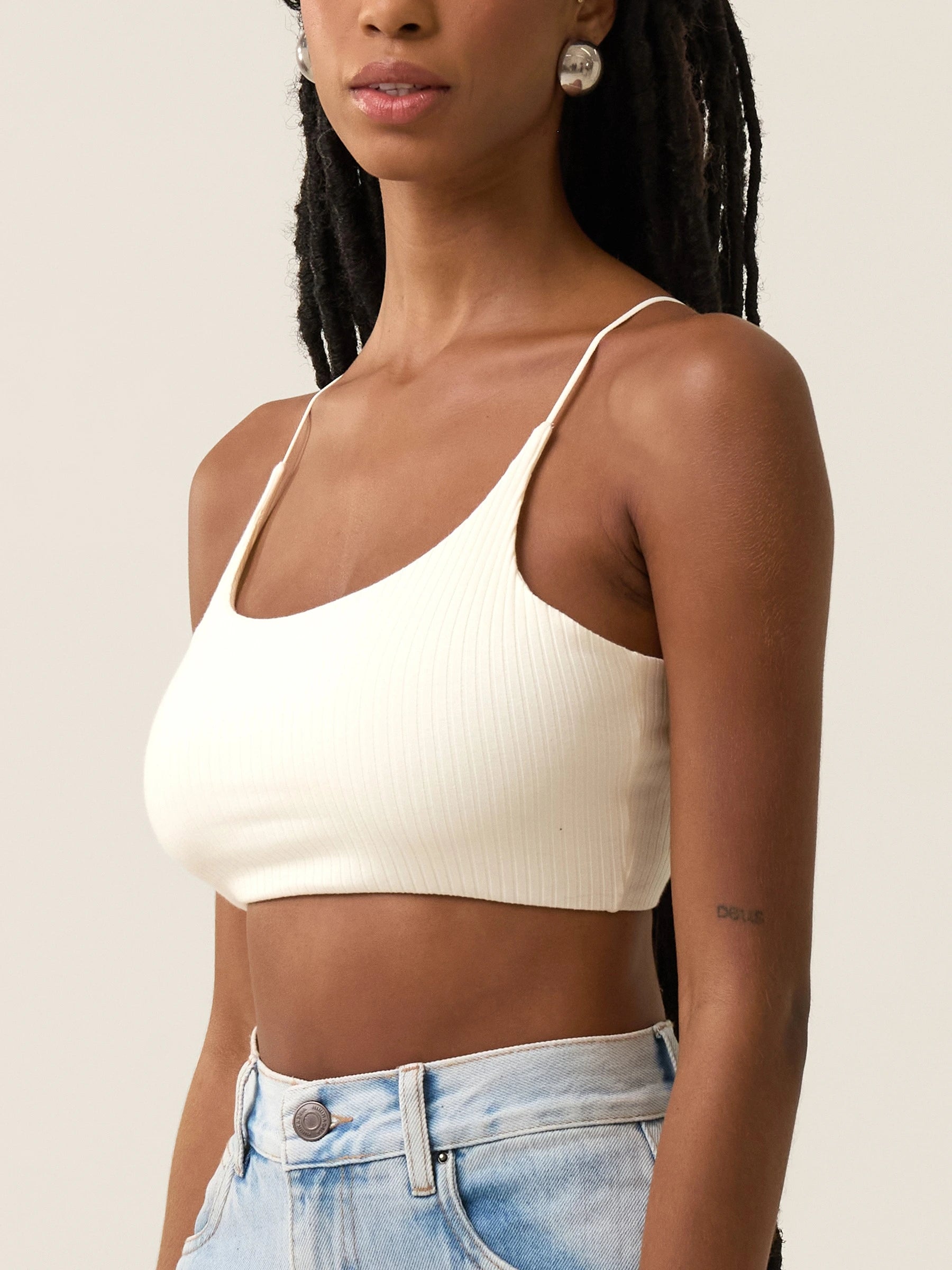 Top Camomila Alça Fina Branco Off White. Compre online moda sustentável e atemporal na Minimadeia. Roupas femininas estilosas, básicas e sustentáveis. Foto produto jul24 02