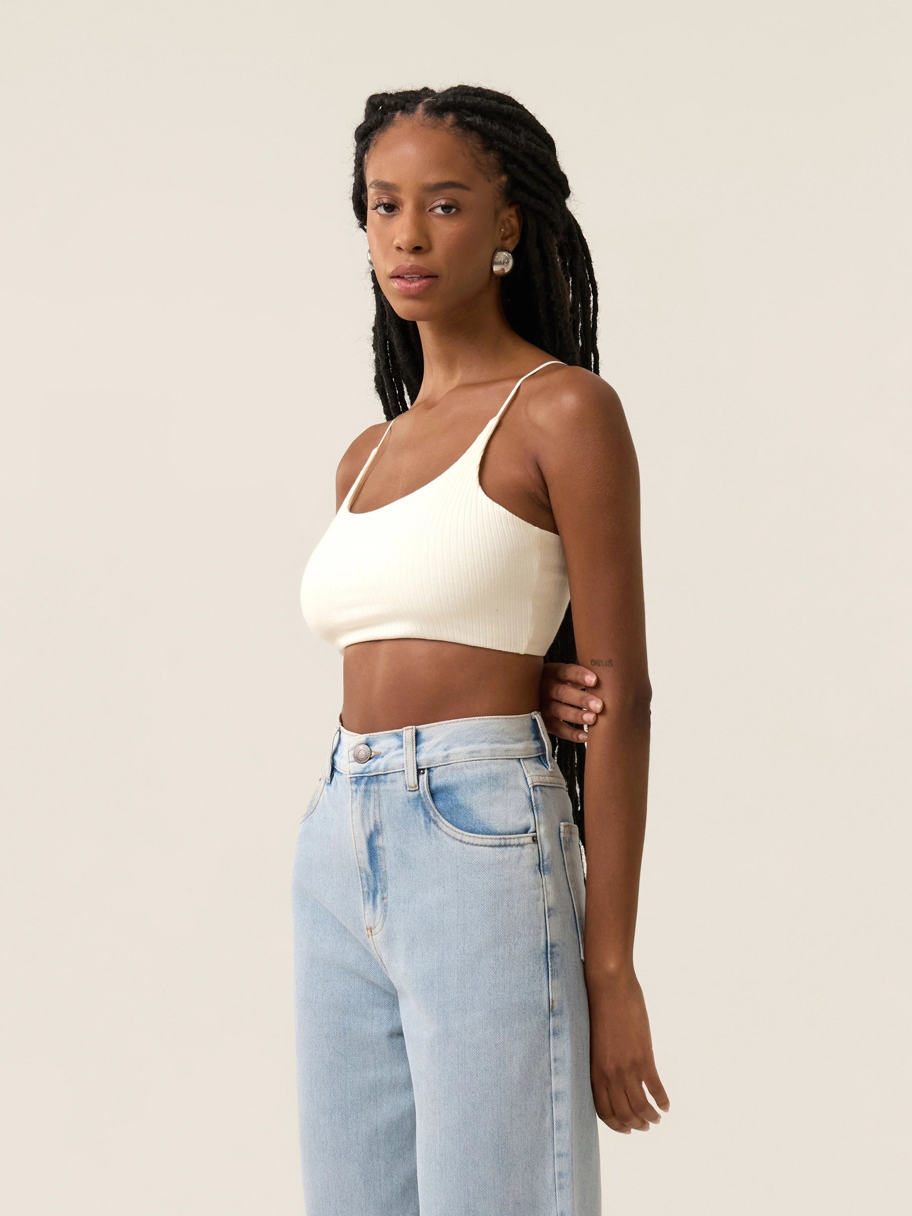 Top Camomila Alça Fina Branco Off White. Compre online moda sustentável e atemporal na Minimadeia. Roupas femininas estilosas, básicas e sustentáveis. Foto produto jul24 03