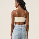 Top Camomila Alça Fina Branco Off White. Compre online moda sustentável e atemporal na Minimadeia. Roupas femininas estilosas, básicas e sustentáveis. Foto produto jul24 04