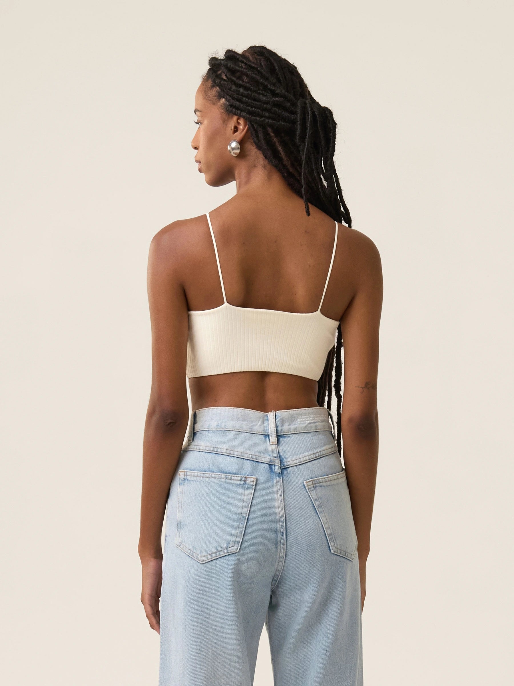 Top Camomila Alça Fina Branco Off White. Compre online moda sustentável e atemporal na Minimadeia. Roupas femininas estilosas, básicas e sustentáveis. Foto produto jul24 04