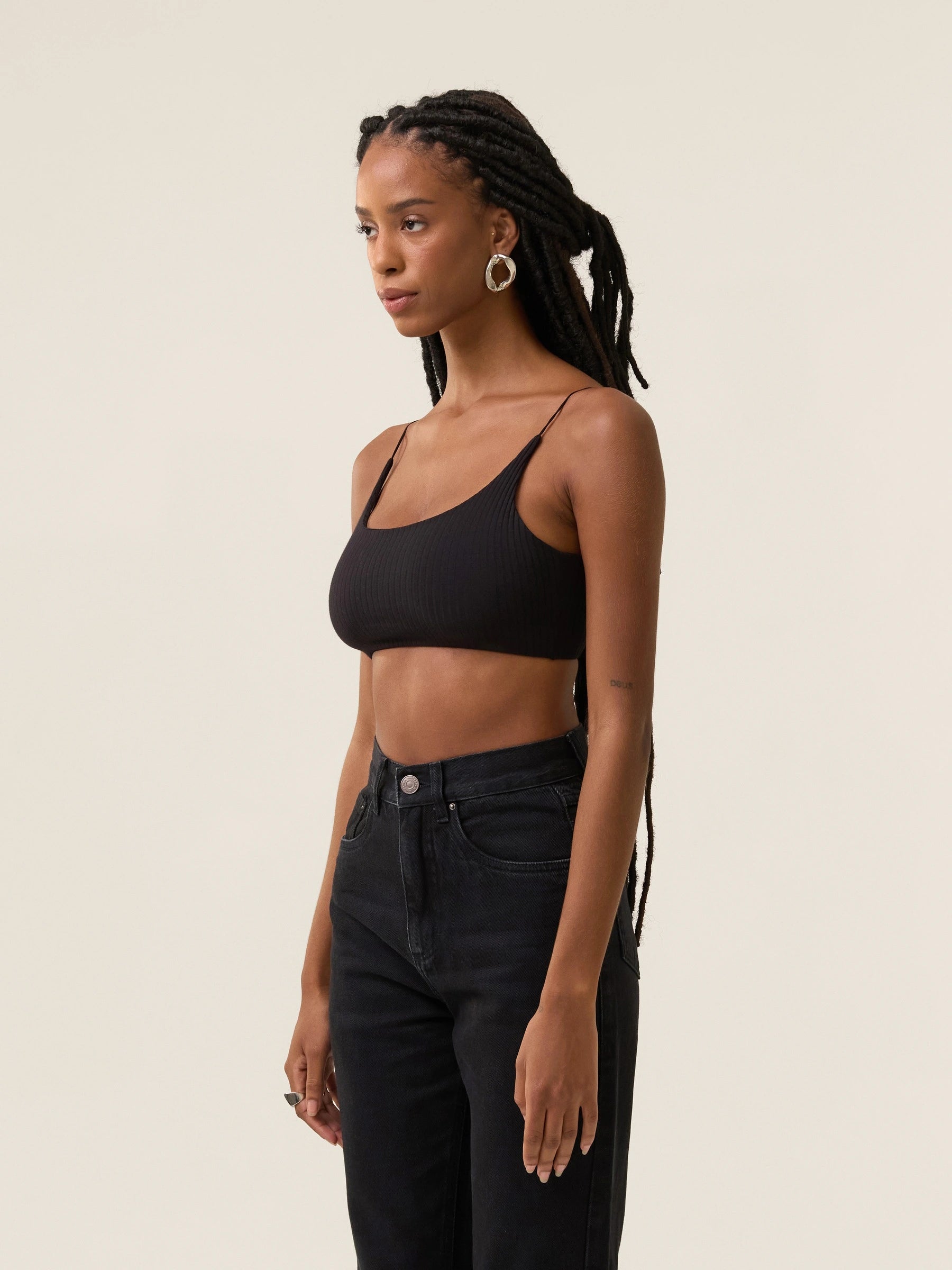 Top Camomila Alça Fina Preto. Compre online moda sustentável e atemporal na Minimadeia. Roupas femininas estilosas, básicas e sustentáveis. Foto produto jul24 01