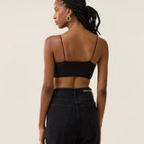 Top Camomila Alça Fina Preto. Compre online moda sustentável e atemporal na Minimadeia. Roupas femininas estilosas, básicas e sustentáveis. Foto produto jul24 05