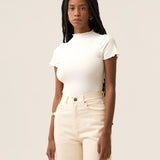 Blusa Gola Alta Verbena Branca Off White. Compre online moda sustentável e atemporal na Minimadeia. Roupas femininas estilosas, básicas e sustentáveis. Foto produto 04