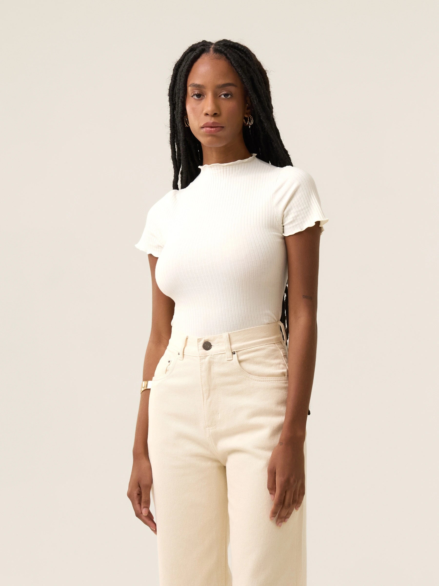 Blusa Gola Alta Verbena Branca Off White. Compre online moda sustentável e atemporal na Minimadeia. Roupas femininas estilosas, básicas e sustentáveis. Foto produto 04