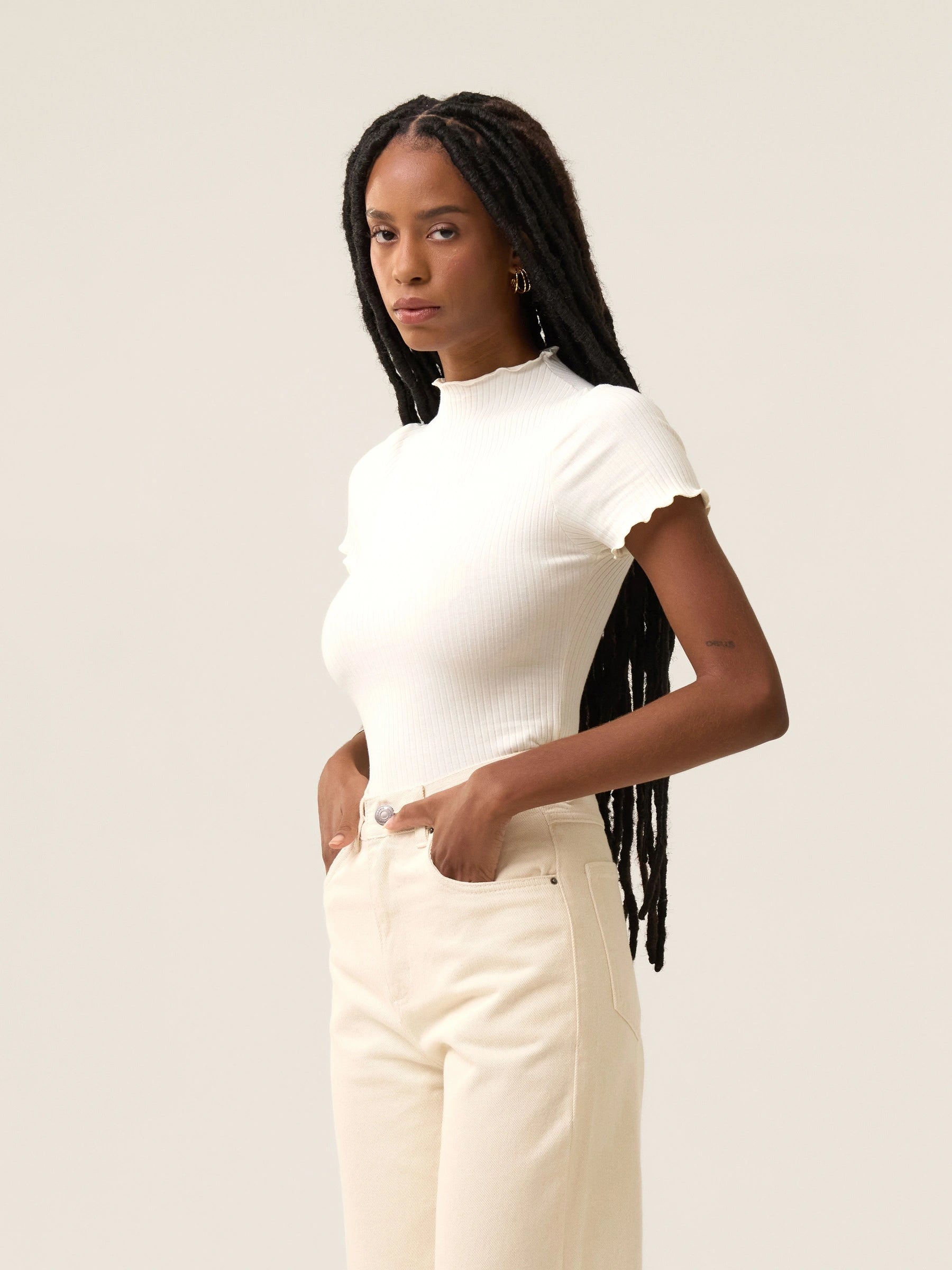 Blusa Gola Alta Verbena Branca Off White. Compre online moda sustentável e atemporal na Minimadeia. Roupas femininas estilosas, básicas e sustentáveis. Foto produto 05