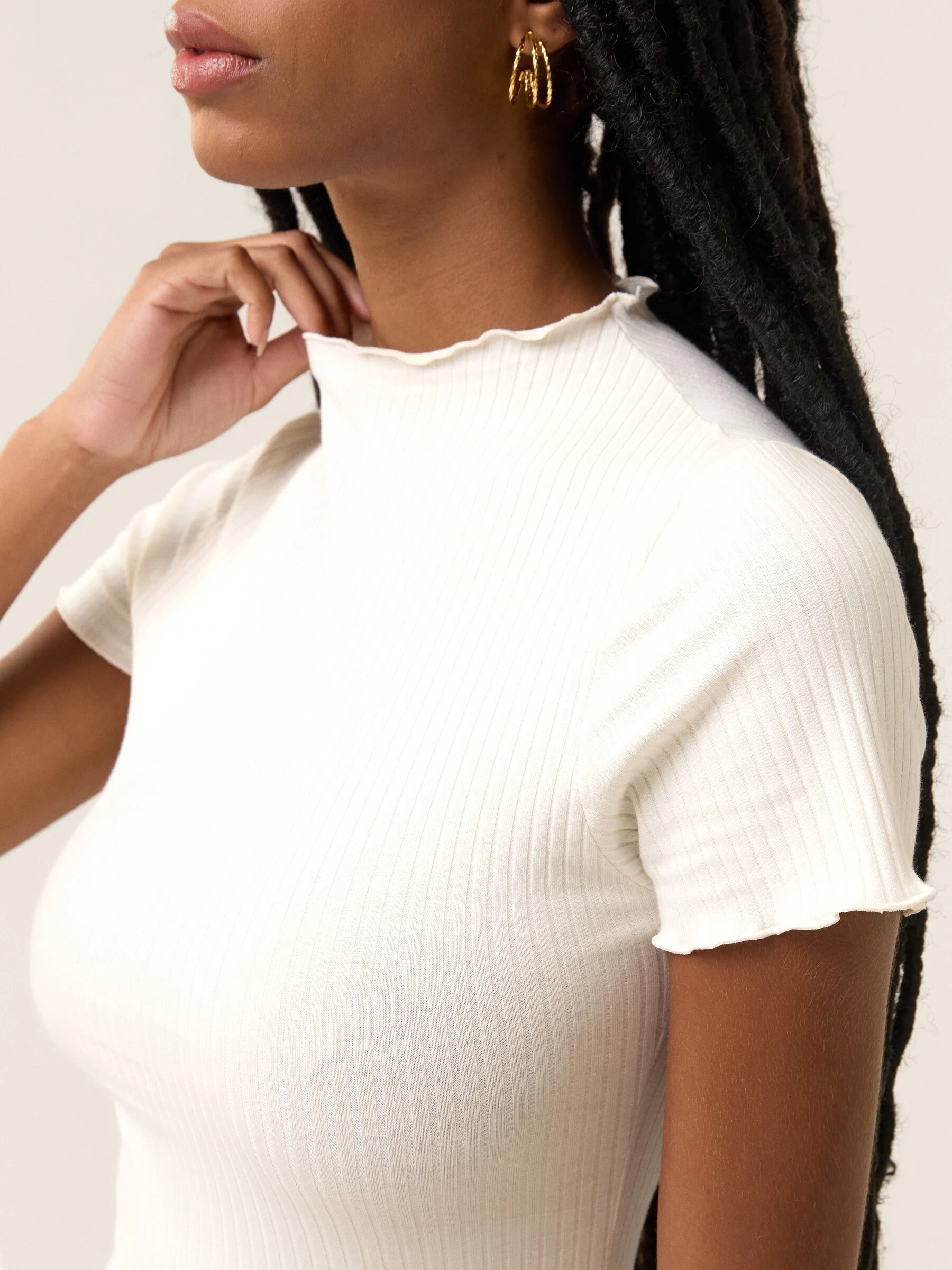 Blusa Gola Alta Verbena Branca Off White. Compre online moda sustentável e atemporal na Minimadeia. Roupas femininas estilosas, básicas e sustentáveis. Foto produto 06