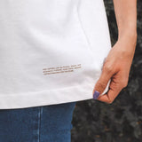 T-shirt Oversized de Algodão Orgânico Branca Off White. Compre online moda sustentável e atemporal na Minimadeia. Roupas femininas estilosas, básicas e sustentáveis. Foto produto 03