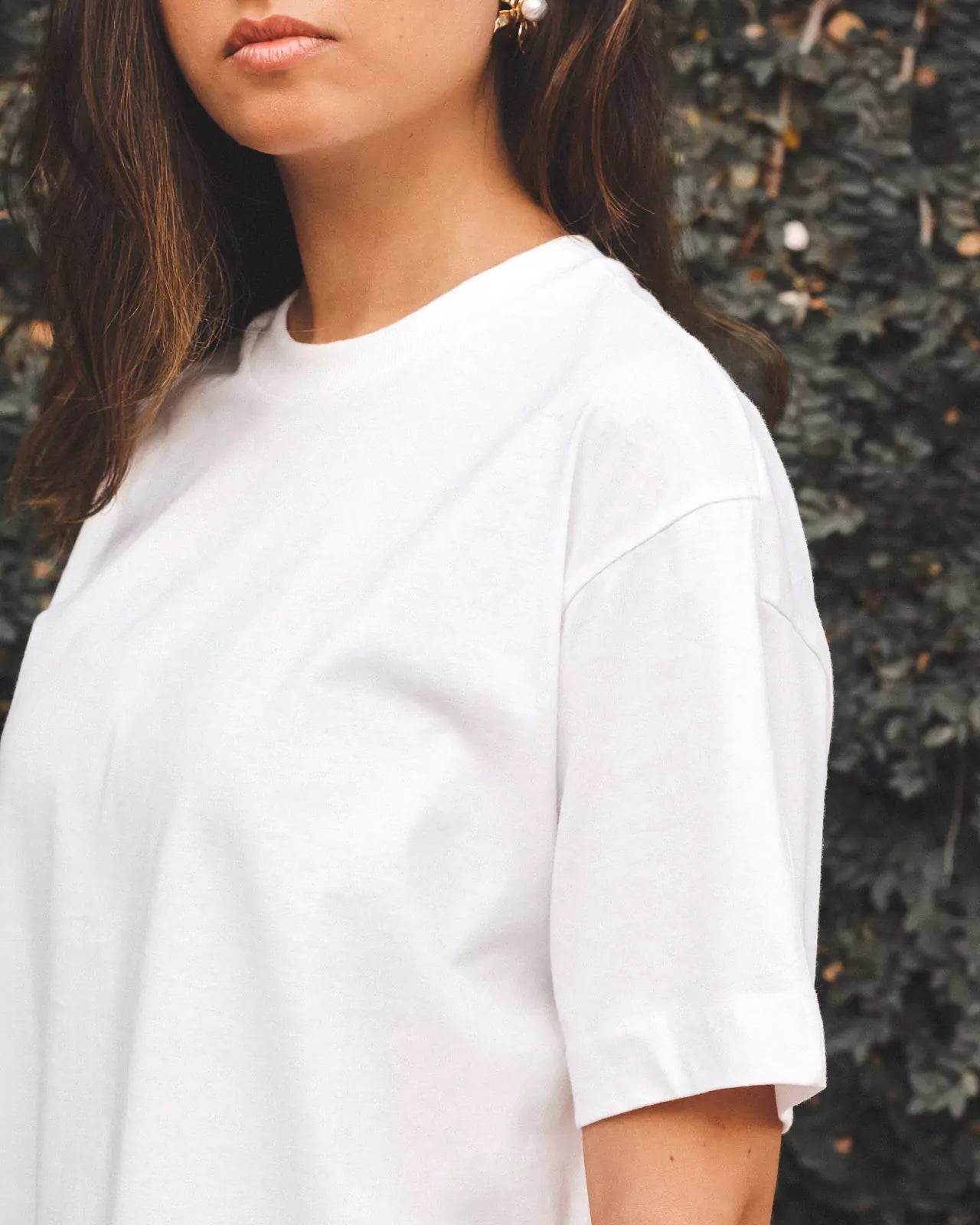 T-shirt Oversized de Algodão Orgânico Branca Off White. Compre online moda sustentável e atemporal na Minimadeia. Roupas femininas estilosas, básicas e sustentáveis. Foto produto 04