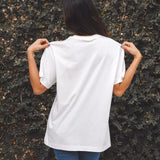 T-shirt Oversized de Algodão Orgânico Branca Off White. Compre online moda sustentável e atemporal na Minimadeia. Roupas femininas estilosas, básicas e sustentáveis. Foto produto 05