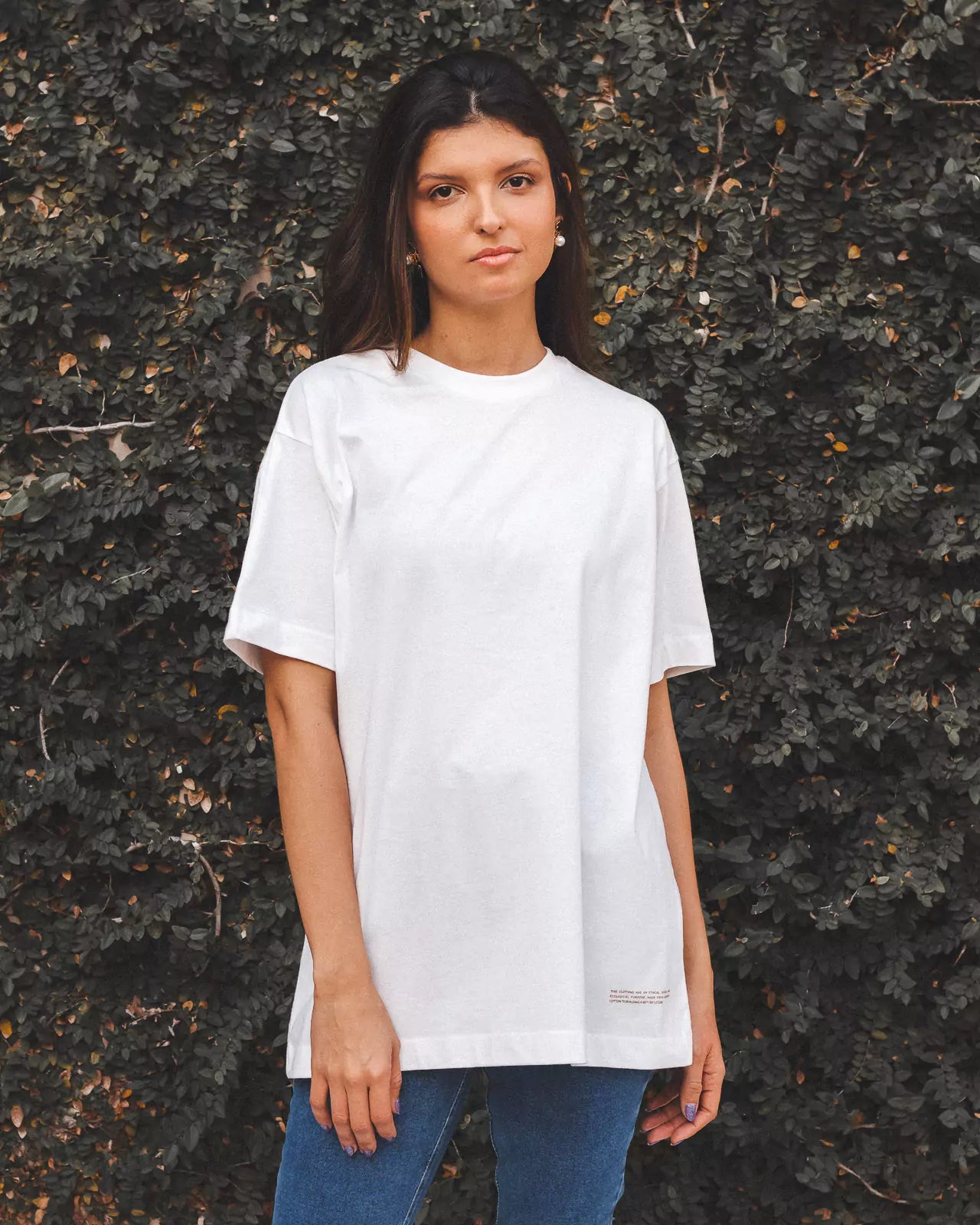 T-shirt Oversized de Algodão Orgânico Branca Off White. Compre online moda sustentável e atemporal na Minimadeia. Roupas femininas estilosas, básicas e sustentáveis. Foto produto 01