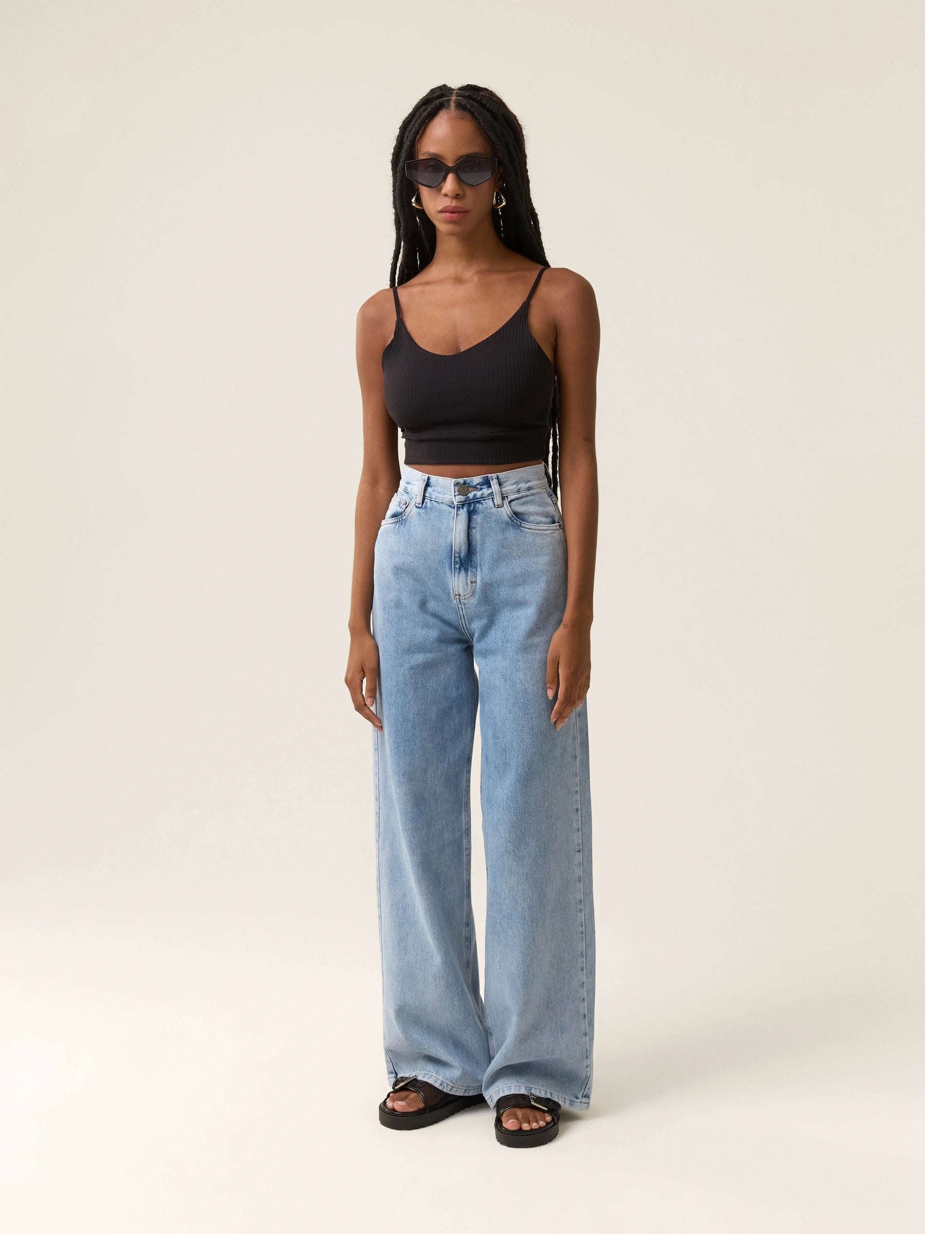 Calça Jeans Wide Leg Buriti Azul Claro Eco Denim™. Compre online moda sustentável e atemporal na Minimadeia. Roupas femininas estilosas, básicas e sustentáveis. Foto produto 01