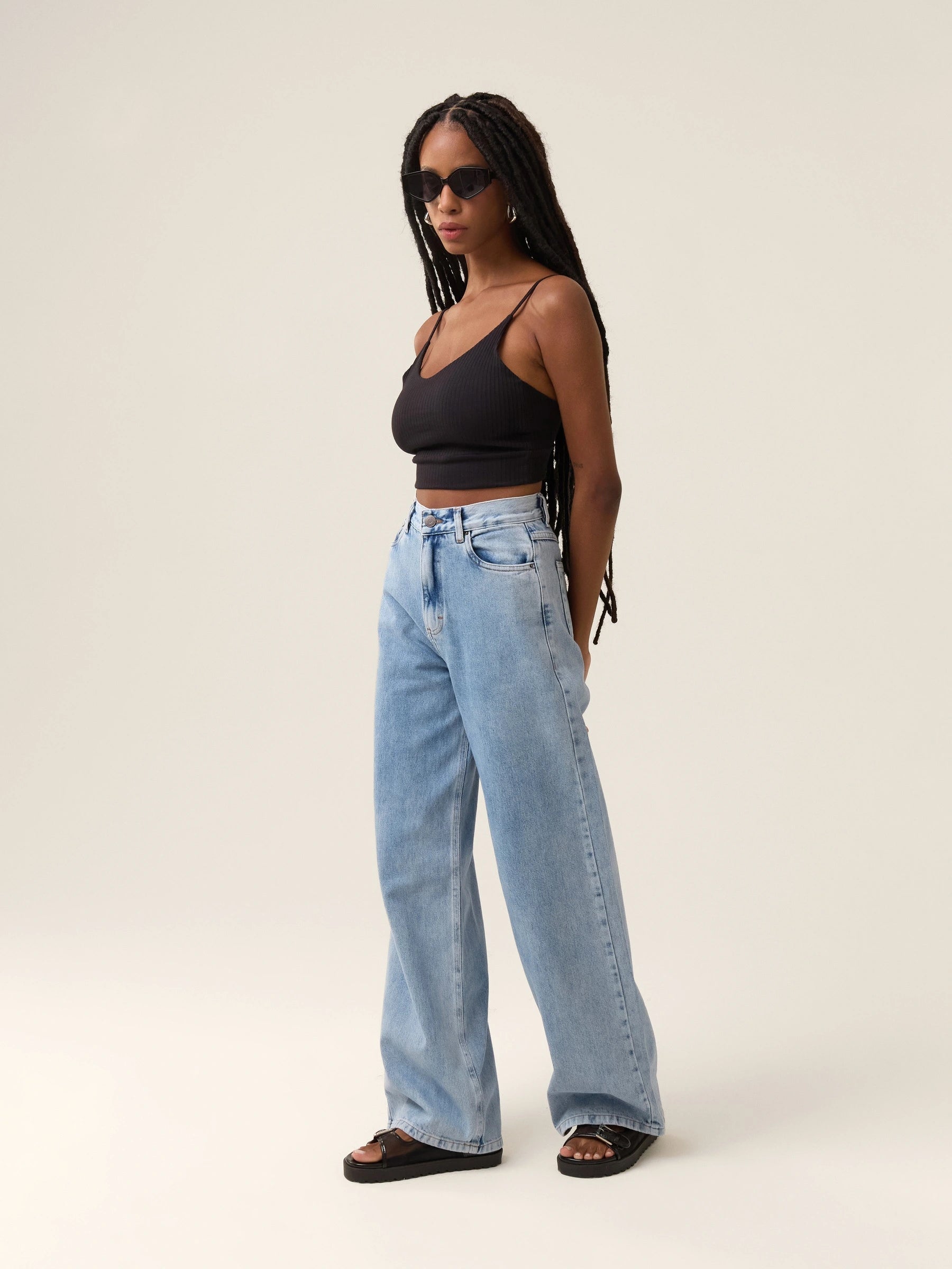 Calça Jeans Wide Leg Buriti Azul Claro Eco Denim™. Compre online moda sustentável e atemporal na Minimadeia. Roupas femininas estilosas, básicas e sustentáveis. Foto produto 02