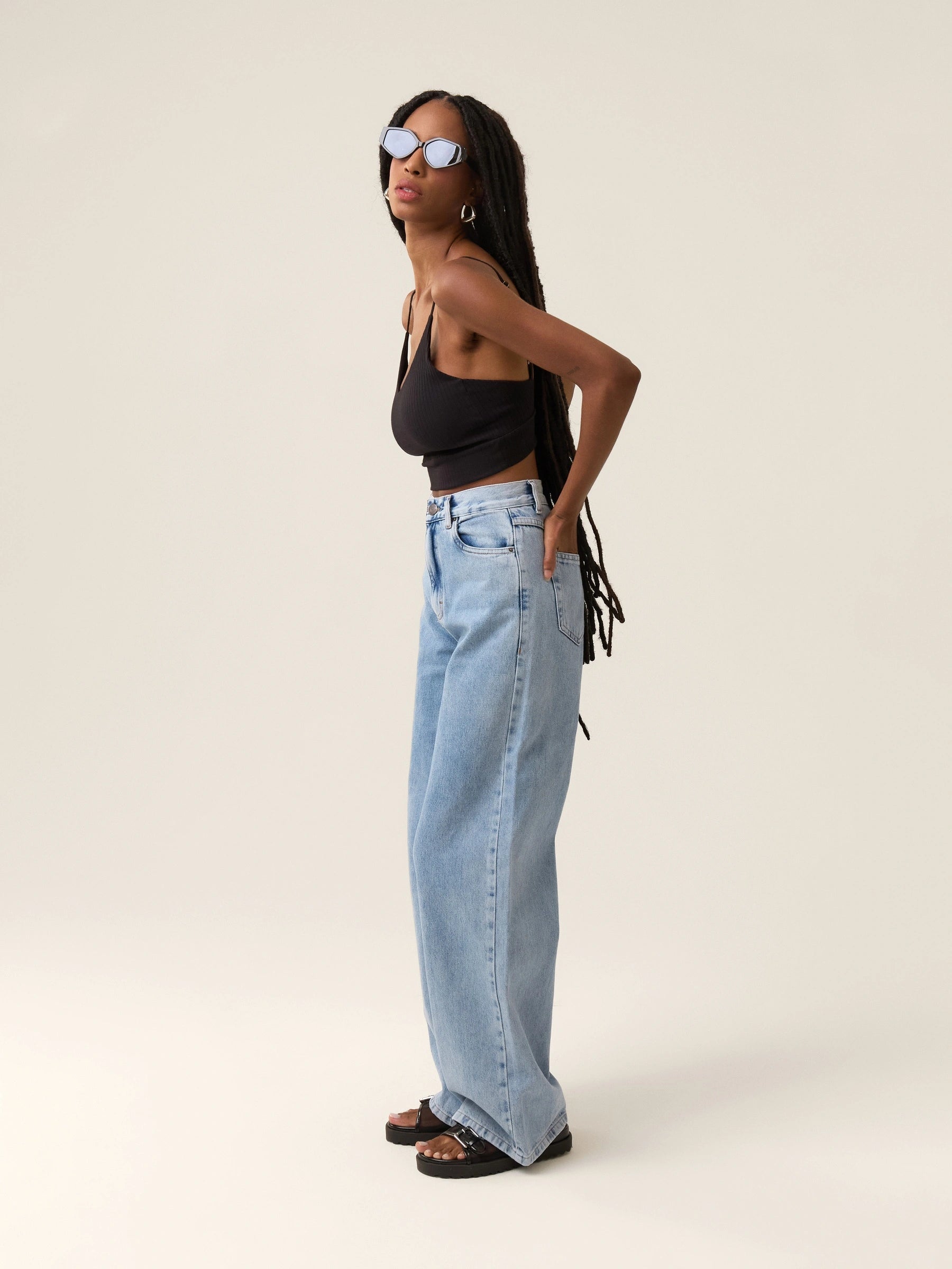 Calça Jeans Wide Leg Buriti Azul Claro Eco Denim™. Compre online moda sustentável e atemporal na Minimadeia. Roupas femininas estilosas, básicas e sustentáveis. Foto produto 03