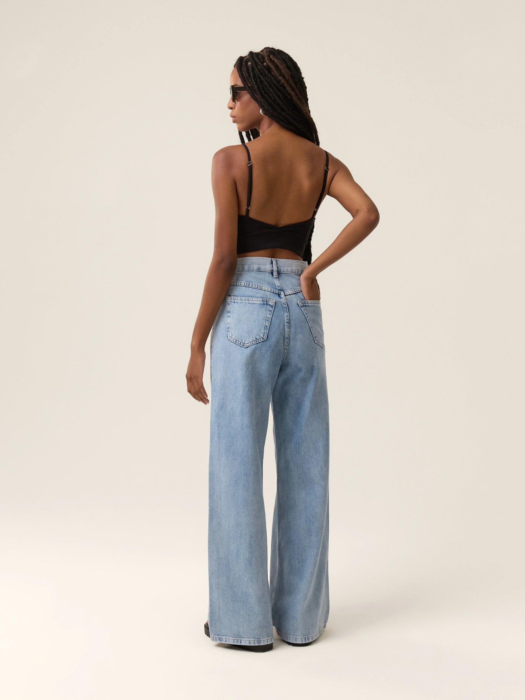 Calça Jeans Wide Leg Buriti Azul Claro Eco Denim™. Compre online moda sustentável e atemporal na Minimadeia. Roupas femininas estilosas, básicas e sustentáveis. Foto produto 04