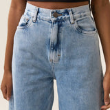 Calça Jeans Wide Leg Buriti Azul Claro Eco Denim™. Compre online moda sustentável e atemporal na Minimadeia. Roupas femininas estilosas, básicas e sustentáveis. Foto produto 05