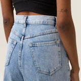 Calça Jeans Wide Leg Buriti Azul Claro Eco Denim™. Compre online moda sustentável e atemporal na Minimadeia. Roupas femininas estilosas, básicas e sustentáveis. Foto produto 06