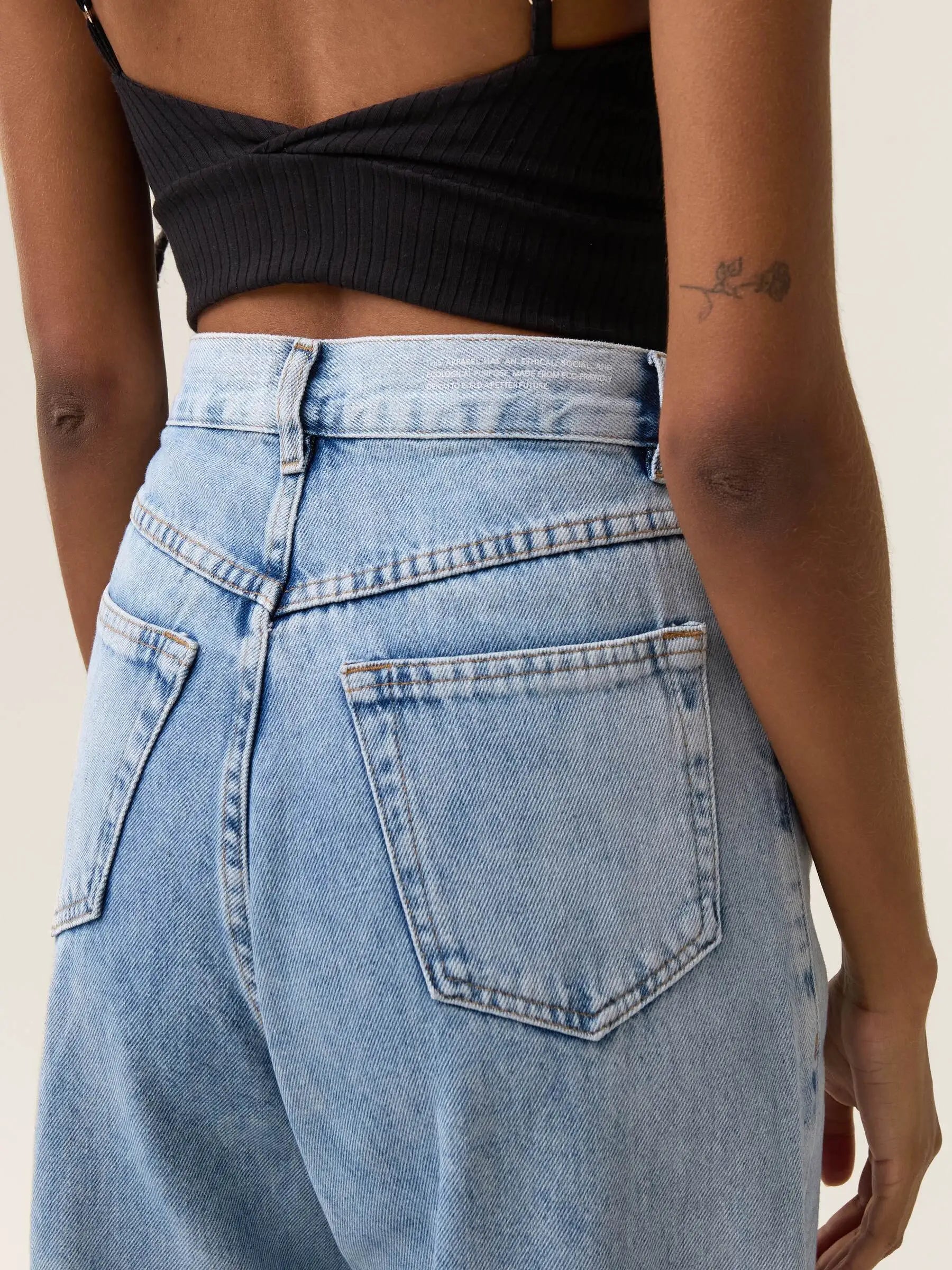 Calça Jeans Wide Leg Buriti Azul Claro Eco Denim™. Compre online moda sustentável e atemporal na Minimadeia. Roupas femininas estilosas, básicas e sustentáveis. Foto produto 06