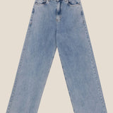 Calça Jeans Wide Leg Buriti Azul Claro Eco Denim™. Compre online moda sustentável e atemporal na Minimadeia. Roupas femininas estilosas, básicas e sustentáveis. Foto produto still 01