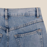 Calça Jeans Wide Leg Buriti Azul Claro Eco Denim™. Compre online moda sustentável e atemporal na Minimadeia. Roupas femininas estilosas, básicas e sustentáveis. Foto produto still 04