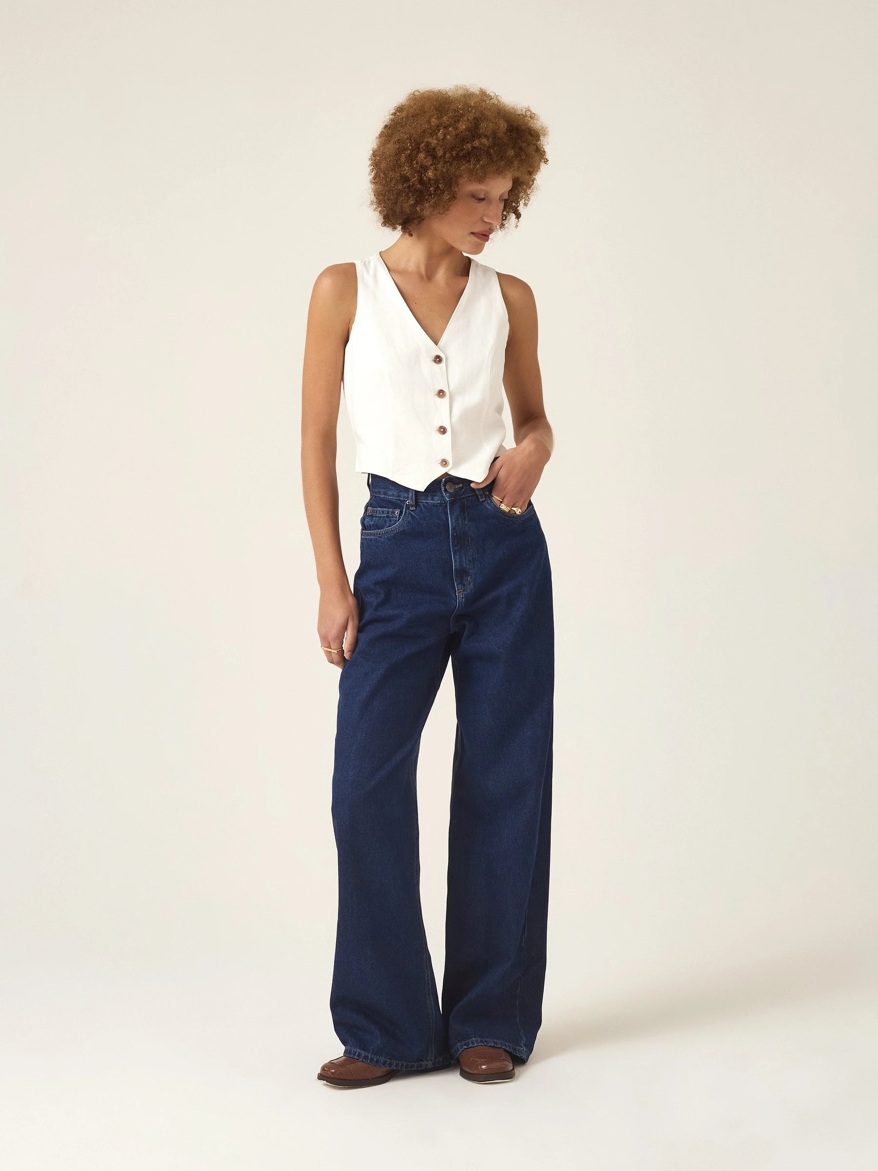 Calça Jeans Wide Leg Buriti Azul Escuro Eco Denim™. Compre online moda sustentável e atemporal na Minimadeia, marca slow fashion de roupas femininas. Foto produto ABR25 01