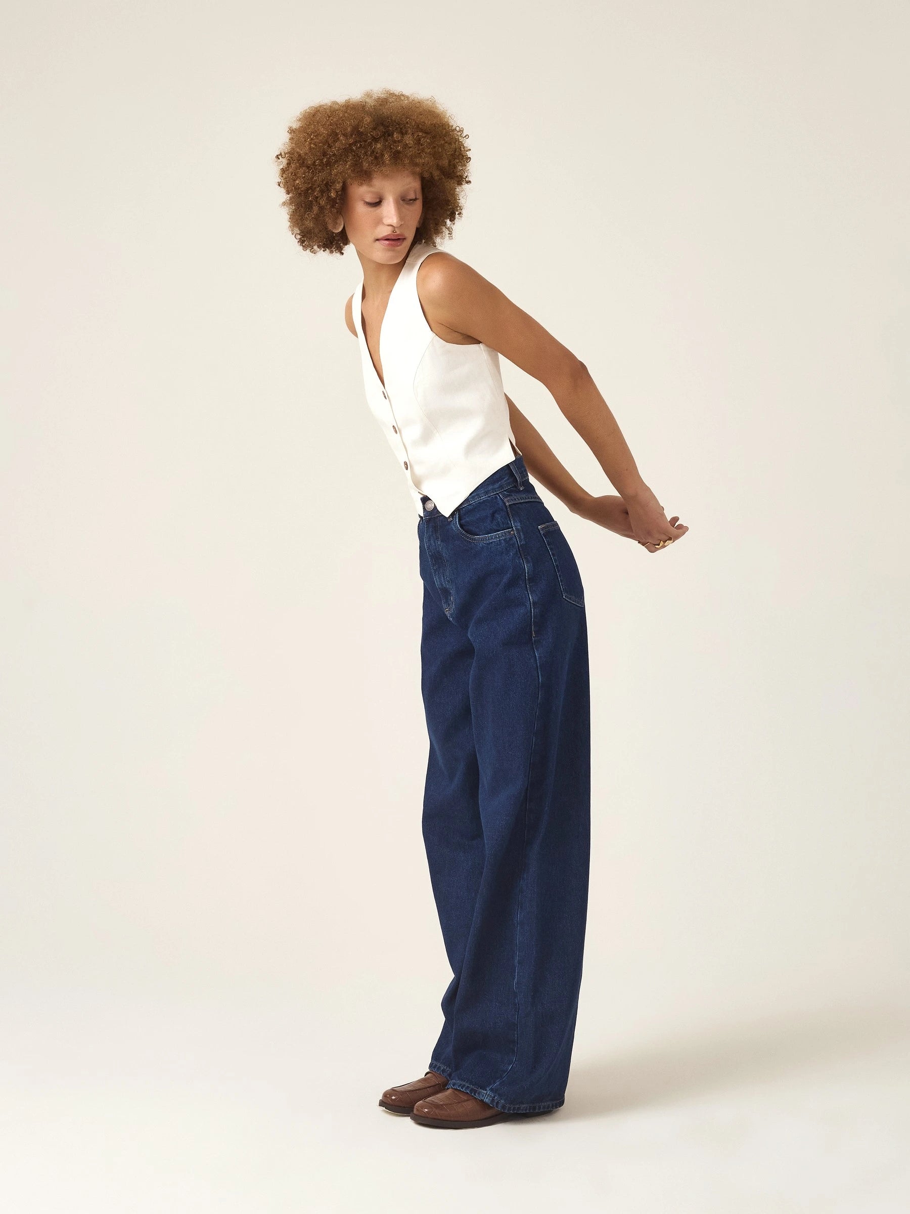 Calça Jeans Wide Leg Buriti Azul Escuro Eco Denim™. Compre online moda sustentável e atemporal na Minimadeia, marca slow fashion de roupas femininas. Foto produto ABR25 03