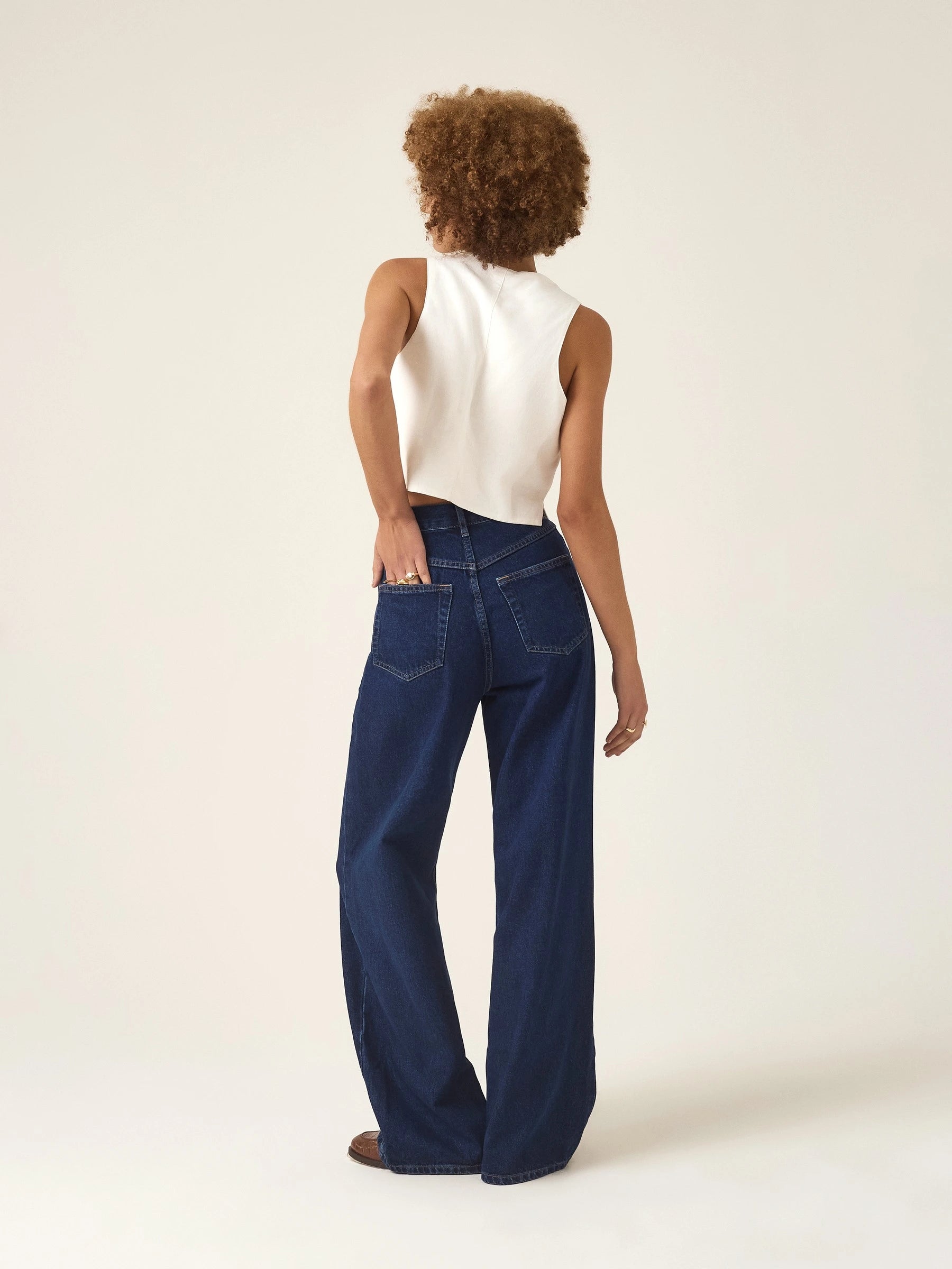 Calça Jeans Wide Leg Buriti Azul Escuro Eco Denim™. Compre online moda sustentável e atemporal na Minimadeia, marca slow fashion de roupas femininas. Foto produto ABR25 05
