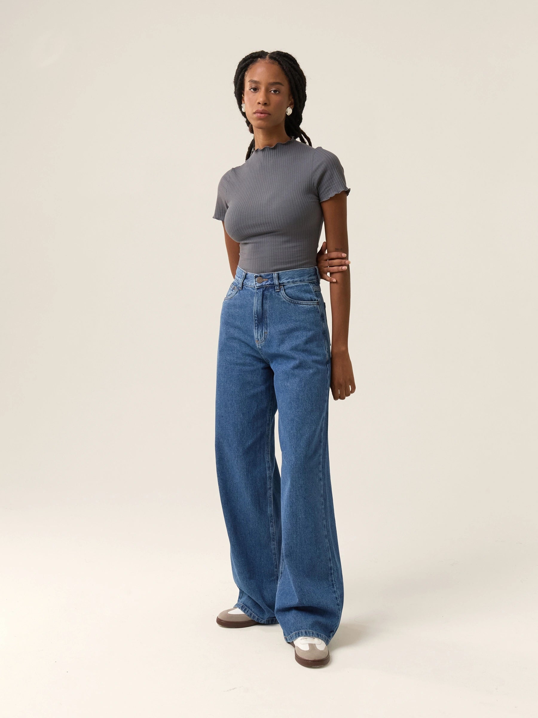 Calça Jeans Wide Leg Buriti Azul Médio Eco Denim™. Compre online moda sustentável e atemporal na Minimadeia. Roupas femininas estilosas, básicas e sustentáveis. Foto produto 06