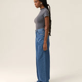 Calça Jeans Wide Leg Buriti Azul Médio Eco Denim™. Compre online moda sustentável e atemporal na Minimadeia. Roupas femininas estilosas, básicas e sustentáveis. Foto produto 07