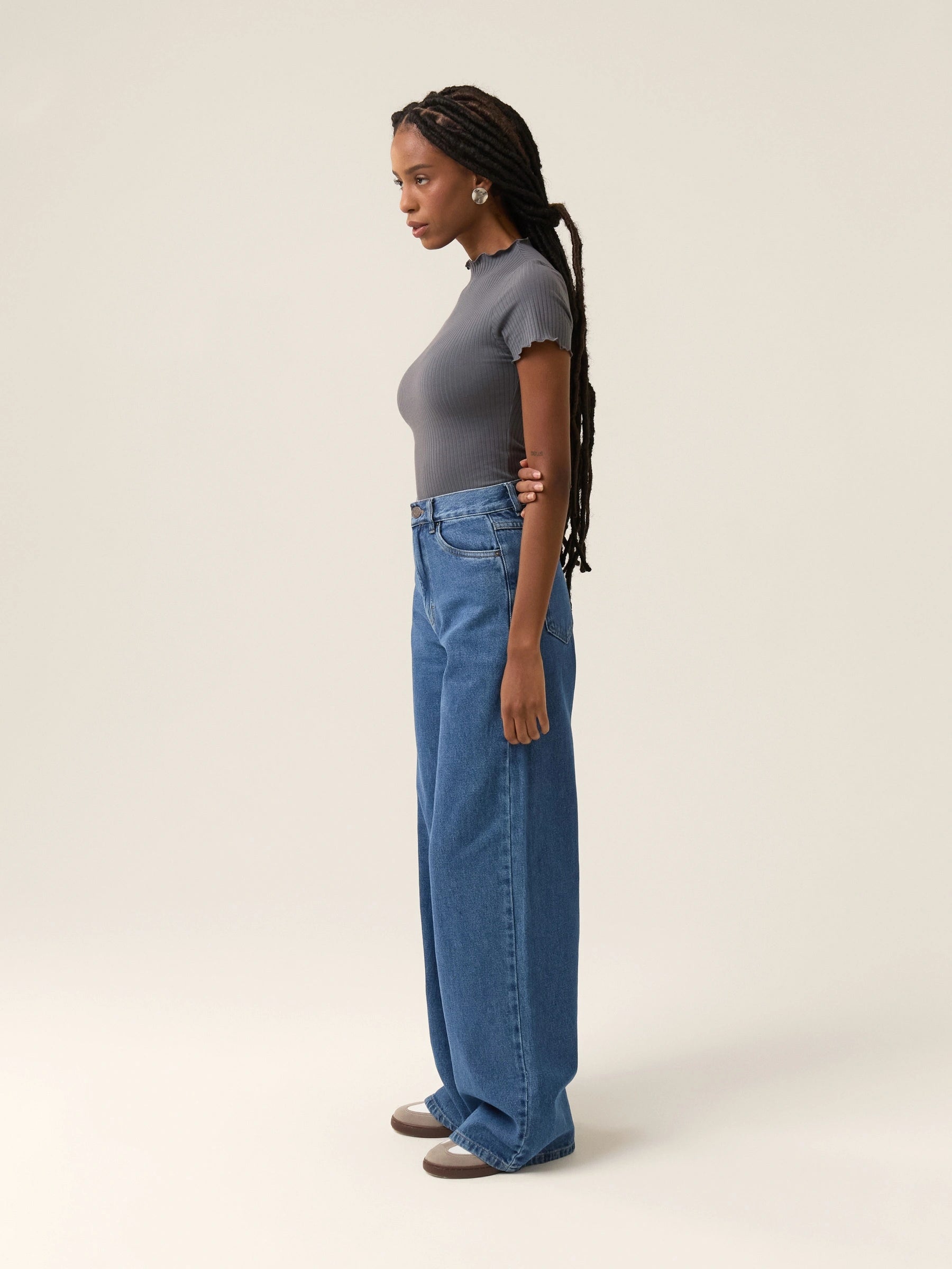 Calça Jeans Wide Leg Buriti Azul Médio Eco Denim™. Compre online moda sustentável e atemporal na Minimadeia. Roupas femininas estilosas, básicas e sustentáveis. Foto produto 07