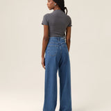 Calça Jeans Wide Leg Buriti Azul Médio Eco Denim™. Compre online moda sustentável e atemporal na Minimadeia. Roupas femininas estilosas, básicas e sustentáveis. Foto produto 08