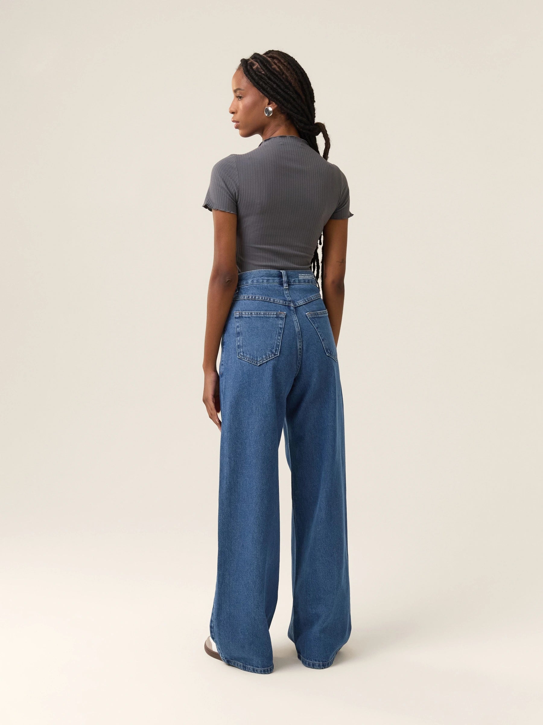 Calça Jeans Wide Leg Buriti Azul Médio Eco Denim™. Compre online moda sustentável e atemporal na Minimadeia. Roupas femininas estilosas, básicas e sustentáveis. Foto produto 08