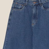 Calça Jeans Wide Leg Buriti Azul Médio Eco Denim™. Compre online moda sustentável e atemporal na Minimadeia. Roupas femininas estilosas, básicas e sustentáveis. Foto produto still 01