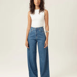 Calça Jeans Wide Leg Buriti Azul Médio Eco Denim™. Compre online moda sustentável e atemporal na Minimadeia, marca slow fashion de roupas femininas. Foto produto MAR26 01
