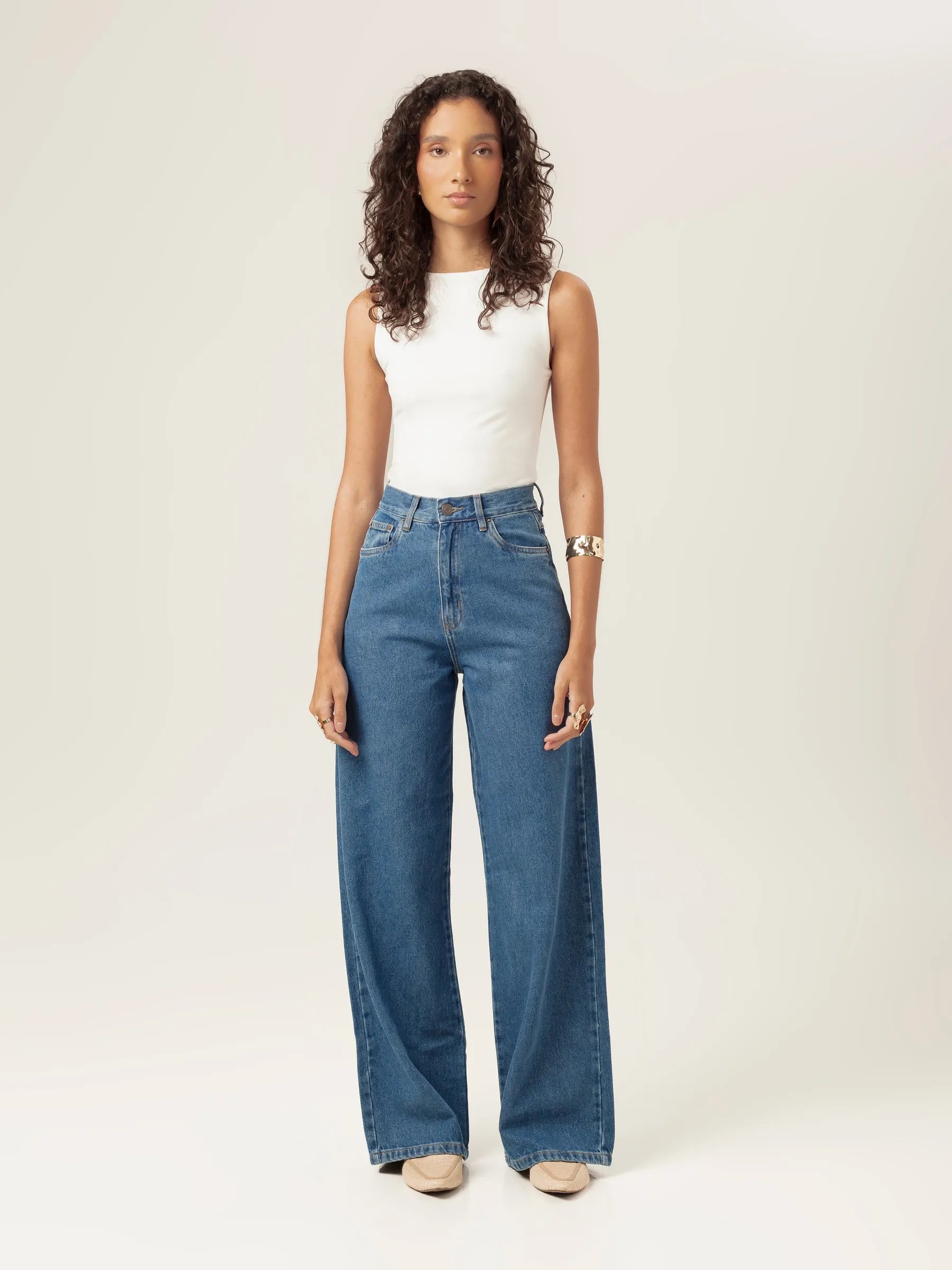 Calça Jeans Wide Leg Buriti Azul Médio Eco Denim™. Compre online moda sustentável e atemporal na Minimadeia, marca slow fashion de roupas femininas. Foto produto MAR26 01