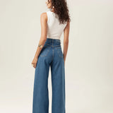 Calça Jeans Wide Leg Buriti Azul Médio Eco Denim™. Compre online moda sustentável e atemporal na Minimadeia, marca slow fashion de roupas femininas. Foto produto MAR26 02